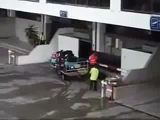 بالدليل  عملية سرقة الامتعة في ‫#‏مطار_تونس_قرطاج‬ !!!!! برتاجي برتاجي !!