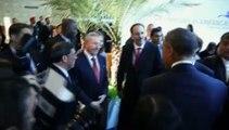 Poignée de main historique entre Barack Obama et le leader cubain Raul Castro