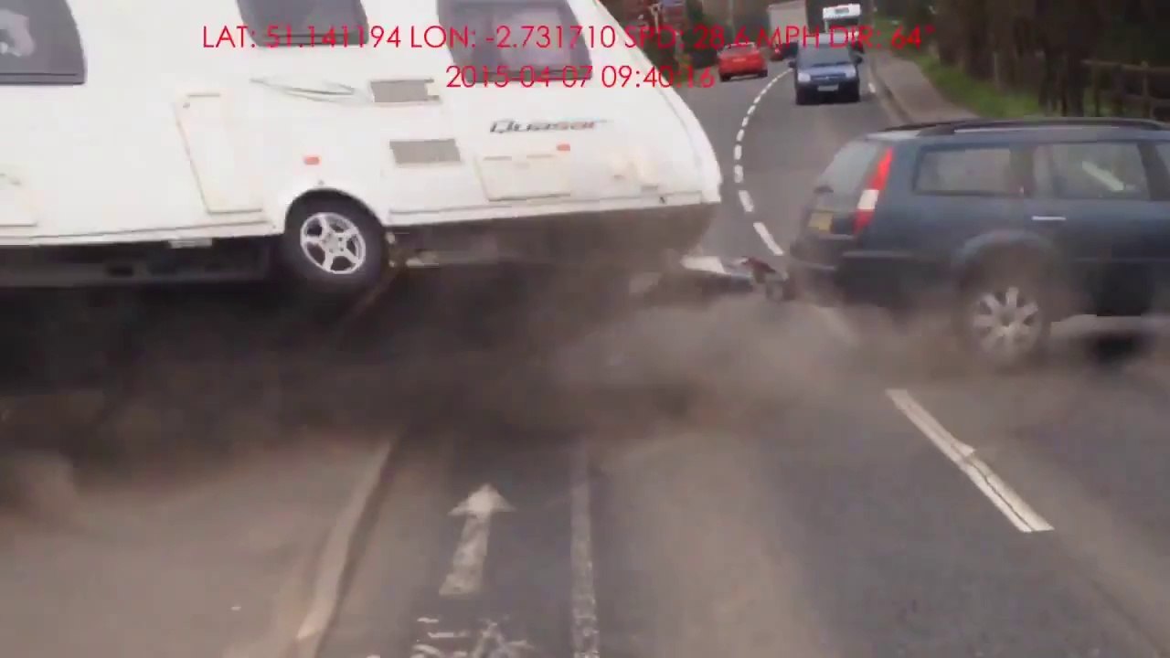 Dumb Driver tries dangerous overtake and completely destroys his caravan : FAIL!
