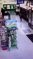 Un père frappe sa fille en plein visage dans un super marché.