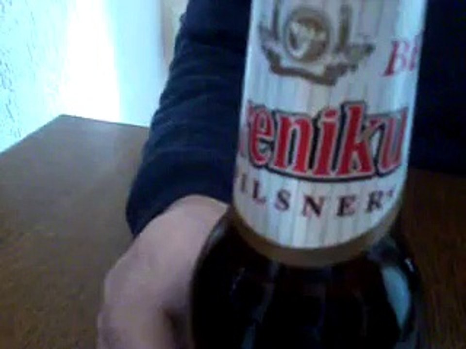 Opening beer glass with paper - Hapja me leter e shishes se birres