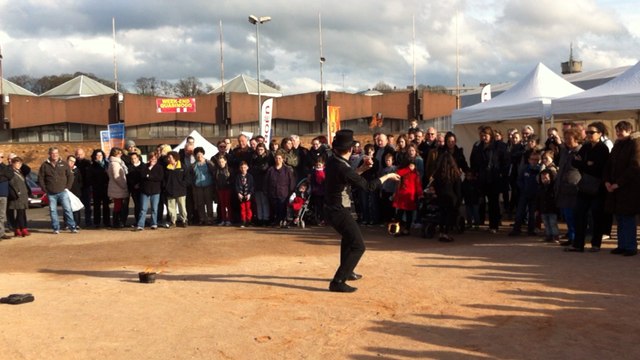 Un cracheur de feu sur le champ de foire