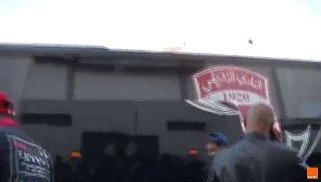 ردة فعل الجمهور اثر خروج لاعبي الافريقي من الملعب