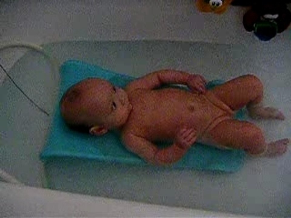 Premier bain dans la grande baignoire