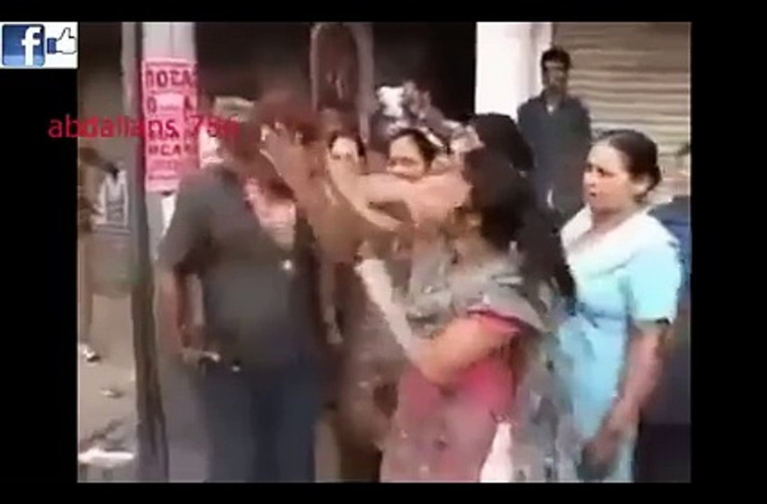 عورتوں سے مار کھاتے