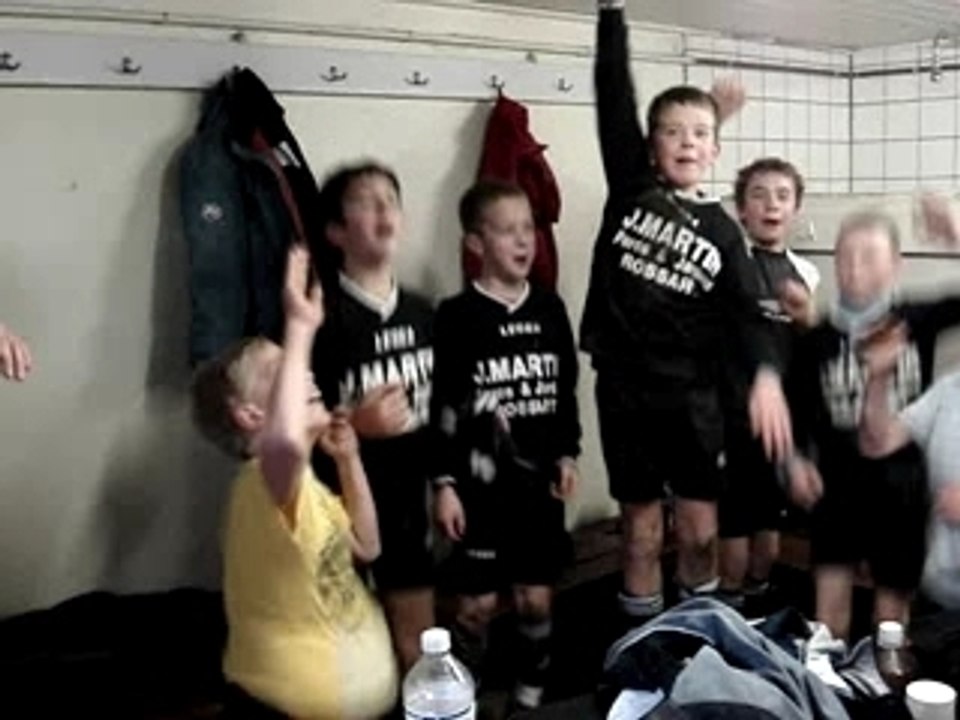 Fête dans le vestiaire des Minimes!