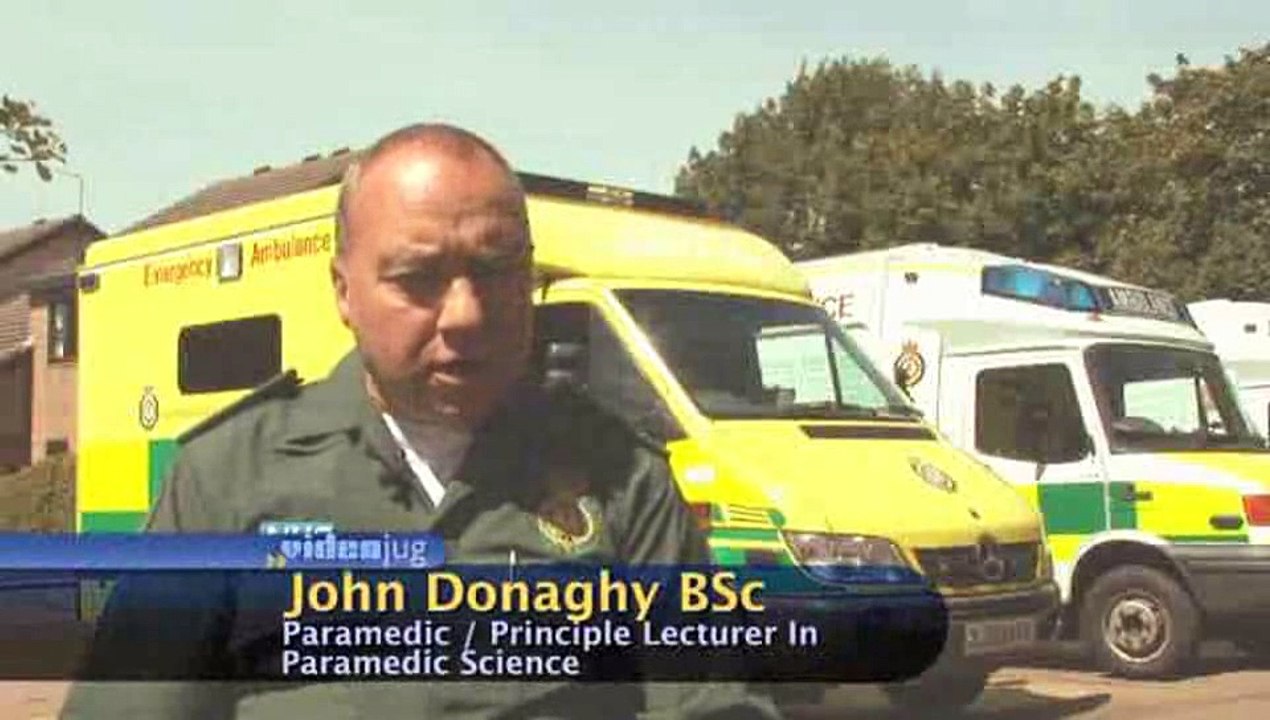 How do I contact a paramedic?: Paramedics Defined