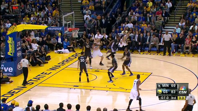 Stephen Curry tricote avant de planter un shoot au buzzer à trois points
