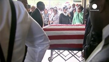 Per Walter Scott funerale nella bandiera americana