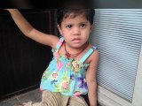 Little girl runs down road toward busy street dies - Tv9 Gujarati
