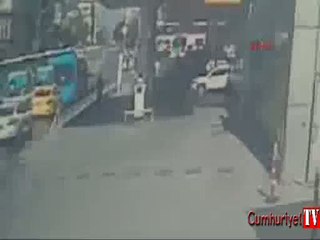 Kadıköy'de halk otobüsü ile ambulans çarpıştı: 7 yaralı