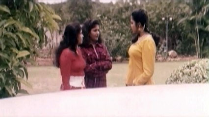 Télécharger la video: Mallu Actress Romantic Scenes | Marina Srungara Purushudu Telugu Movie Spicy Mallu Scene | Glamour Scenes