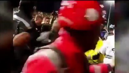 Maradona frappe un journaliste et un steward lors d'un match pour la paix