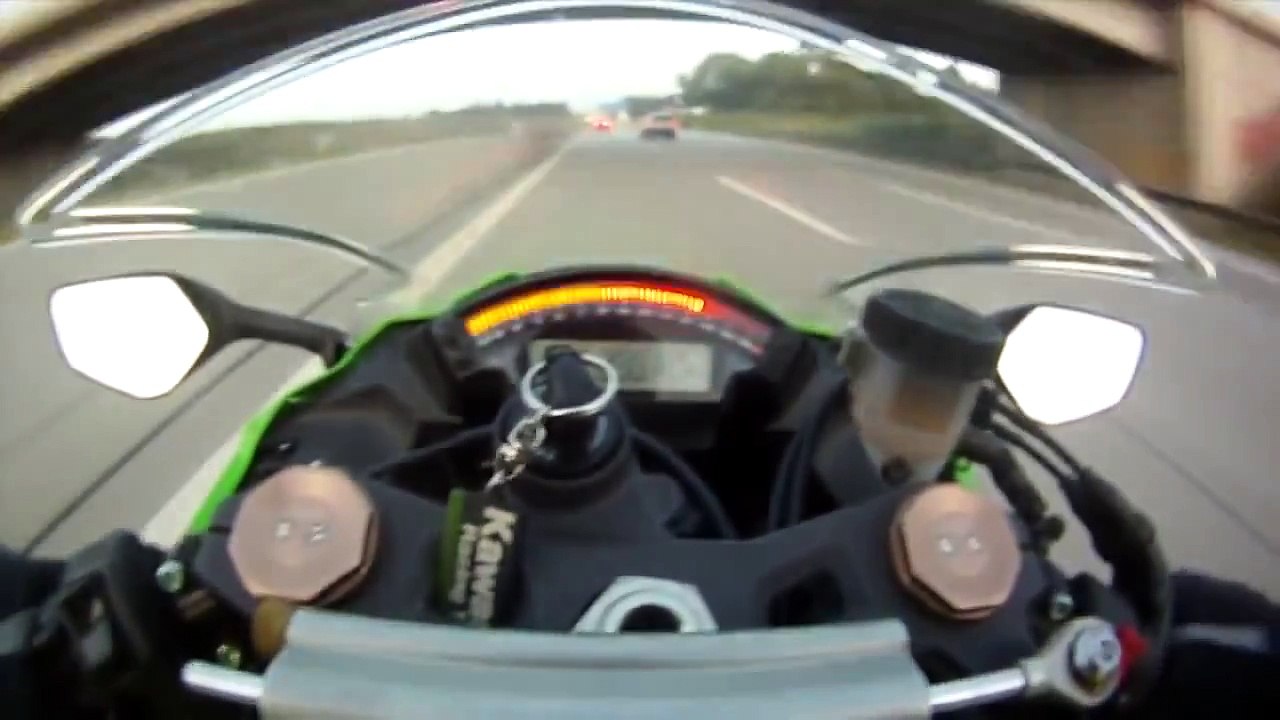 Обогнал мотоцикл  на скорости 300 км⁄ч. - Car overtakes Motorbike at 300 !