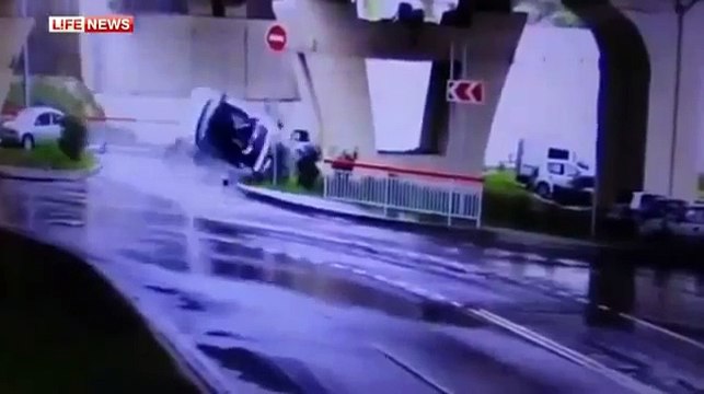 Chute de 20 mètres en voiture