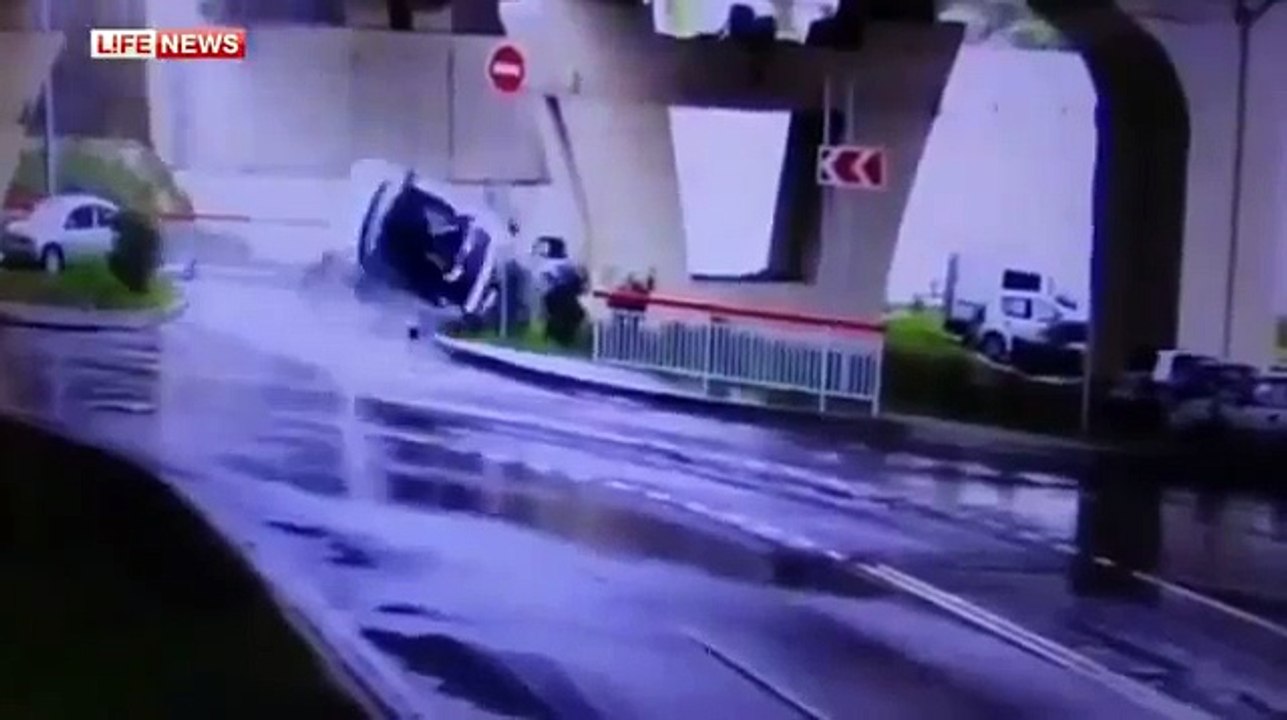 Chute de 20 mètres en voiture