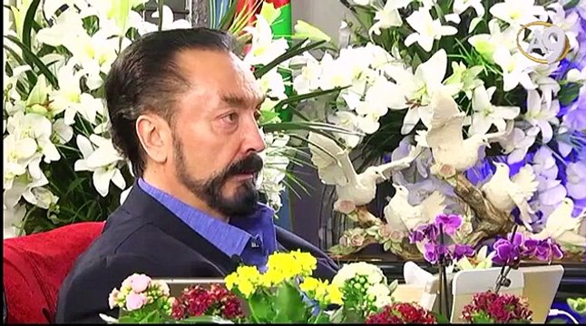 Le croyant fait du prêche, l'incroyance se moque. Ils se moquent car Dieu leur ordonne (ils sont créés ainsi) et les croyants gagnent des bonnes actions