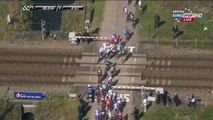 Paris - Roubaix : une barrière d'un passage à niveau se referme sur les coureurs