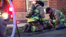 Sauvé des flammes, le pompier essaye de réanimer le chien de famille