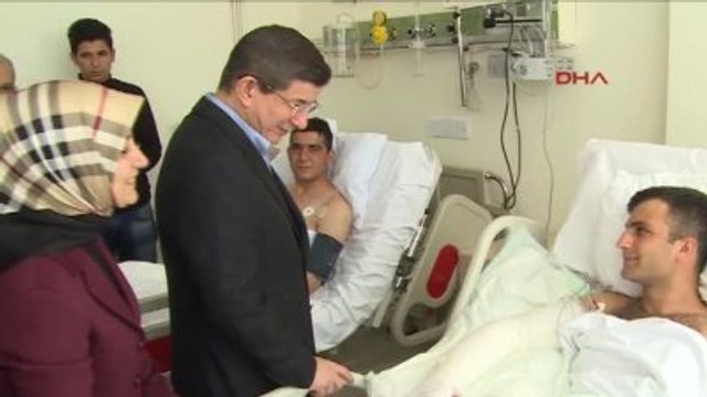 Başbakan Davutoğlu GATA'da Tedavi Gören Yaralı Askerleri Ziyaret Etti
