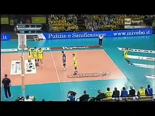 لاعب طرة طائرة اسطورى يقهر المنافس بمفرده