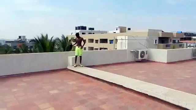 Il PLONGE depuis le TÔIT de son HOTEL