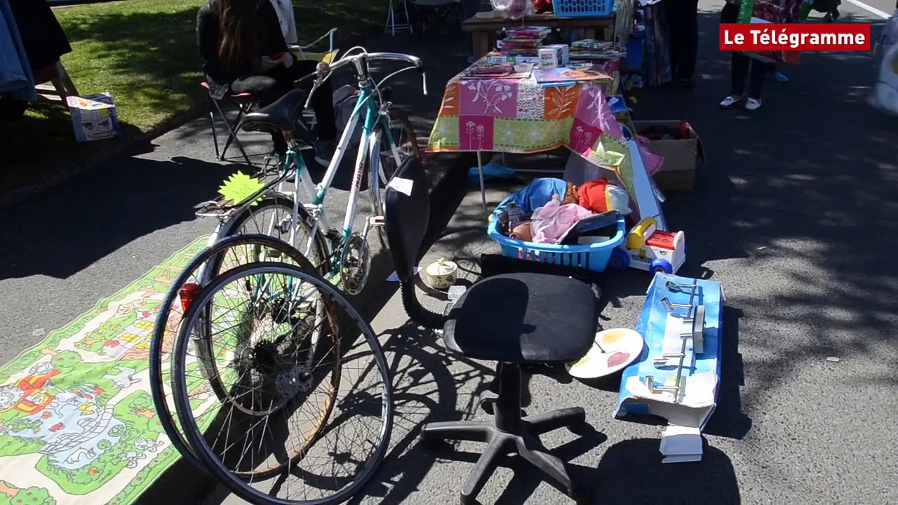 Saint-Brieuc. Jour de grande marée au vide-greniers des Villages
