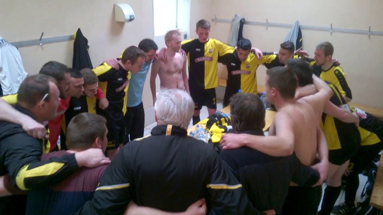 Célébration de la victoire seniors A  contre  ENQUIN LES MINES  2 - 1