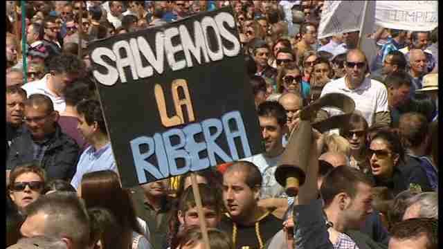 Afectados por la crecida del Ebro exigen una limpieza integral del río