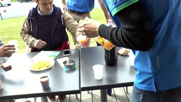 PAU - 11 AVRIL 2015 - AU GOLF D'IDRON : APRÈS LES INITIATIONS RECEPTION DES STAGIAIRES AUTOUR DU VERRE DE L'AMITIE.