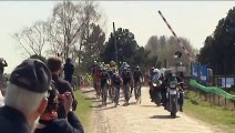 Des cyclistes ignorent un passage à niveau (Paris-Roubaix)