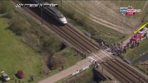 Paris-Roubaix : Un TGV coupe le peloton en deux, certains coureurs forcent le passage