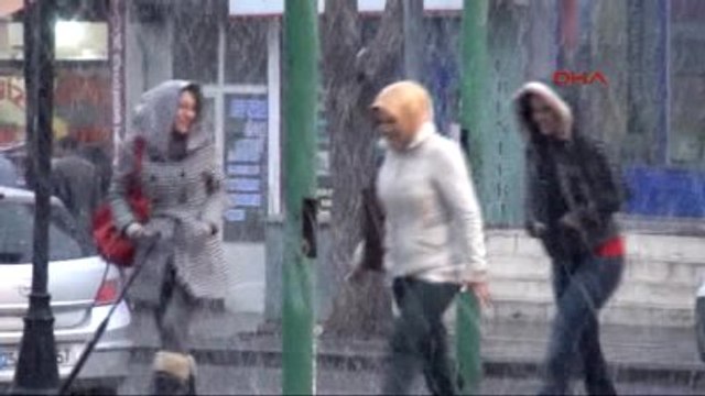 Kars?a Nisan'da Lapa Lapa Kar Yağdı