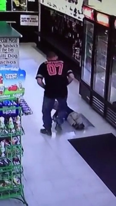 Un papa donne un coup de poing à son enfant