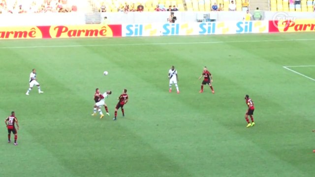 Jogador do Fla aplica golpe estilo 'Karatê Kid' no clássico