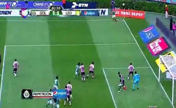 chivas guadalajara v. leon Bravo incredible chance replay