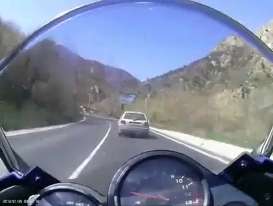 Quoi qu'il arrive, ce MOTARD ne PASSERA PAS ! Regardez !