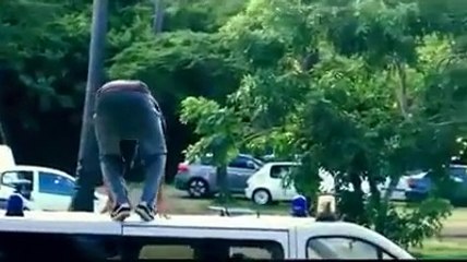 Il PROVOQUE la POLICE en Faisant un Salto sur leur Fourgon !