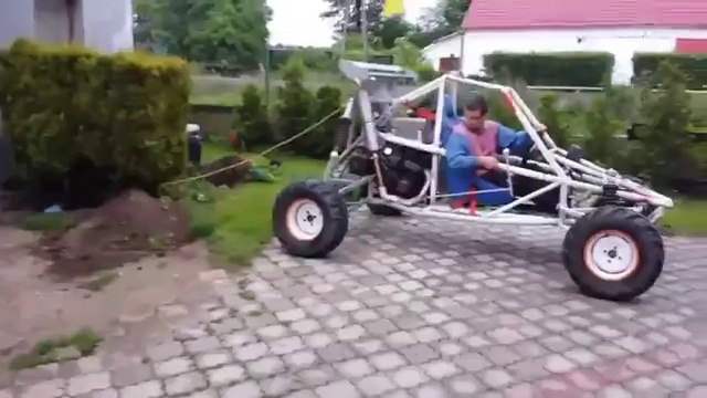 Il Tente de Déraciner un Arbre avec un Buggy ! Ce qui se Passe est HILARANT