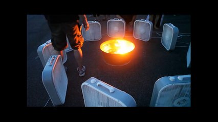 Voilà ce qui arrive quand on entoure un feu de camp de ventilos