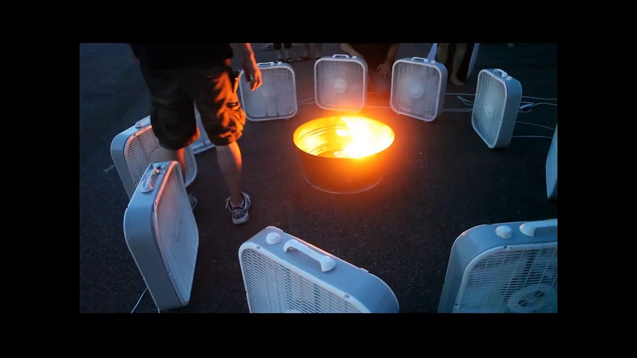 Voilà ce qui arrive quand on entoure un feu de camp de ventilos