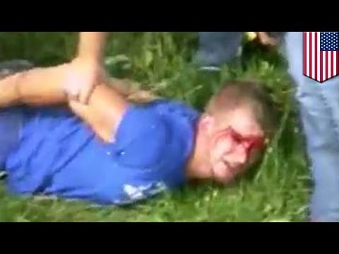 Drogadicto recibe una patada en la cara por parte de un oficial antinarcóticos