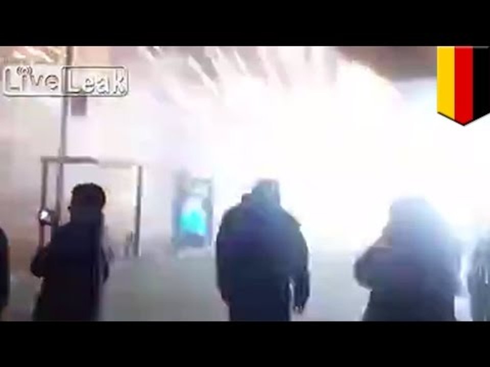 Sujetos en Berlín se lanzan fuegos artificiales entre ellos para celebrar la llegada del nuevo año