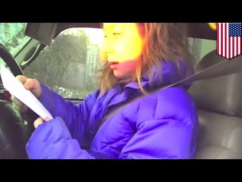 Policía ayuda a un padre para darle un regalo sorpresa de navidad a su hija enferma