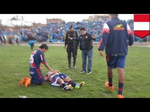 Jugador de futbol peruano es impactado por un rayo durante partido televisado