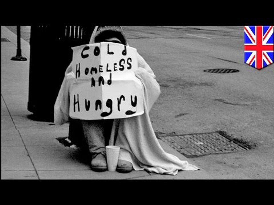 Hombre sin hogar le da todo su dinero a joven estudiante para que pueda tomar un taxi hasta su casa