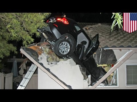 Hombre que conducía a exceso de velocidad sale volando y termina en el techo de casa en California