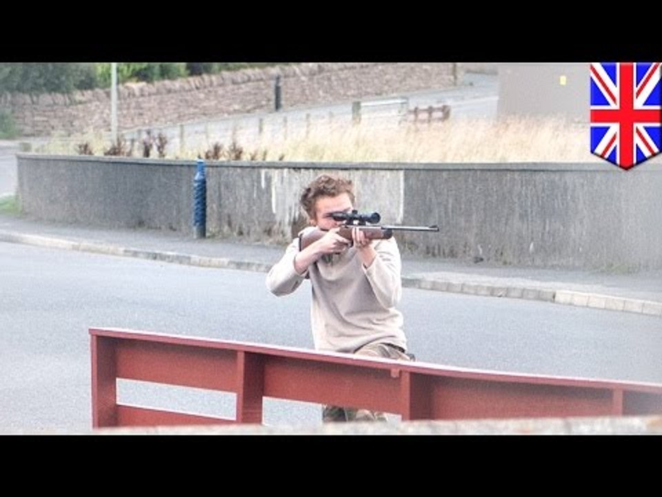 Policía escocesa logra reducir sin disparar ni un solo tiro a joven que los amenazaba con un rifle