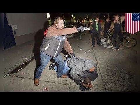 Policía encubierto amenaza con su arma a manifestantes que marchaban por las calles de Oakland