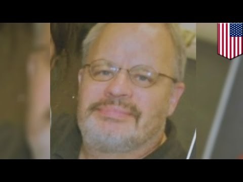 Profesor de tercer grado obliga a uno de sus estudiantes a destapar un inodoro con sus manos